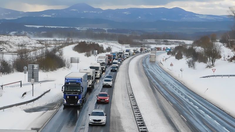 Převrácený autobus na Klatovsku, uvízlé kamiony na D8. Sníh a vítr komplikují dopravu